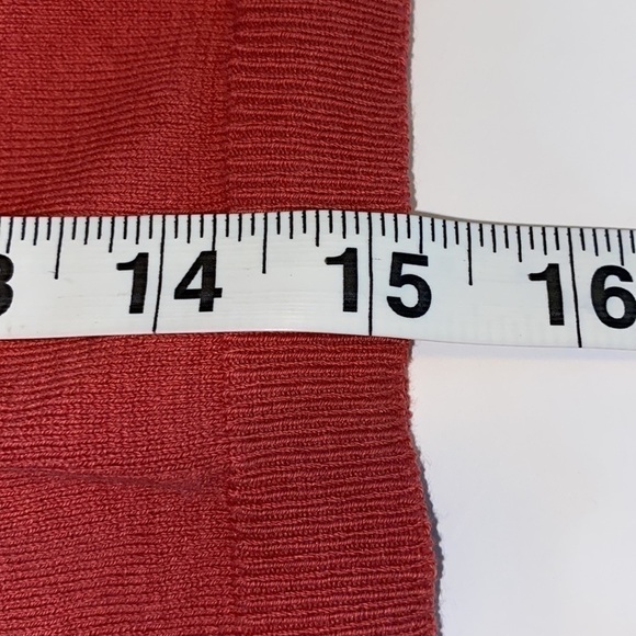 The limited short waisted sweater -rust color size M - Picture 7 of 9